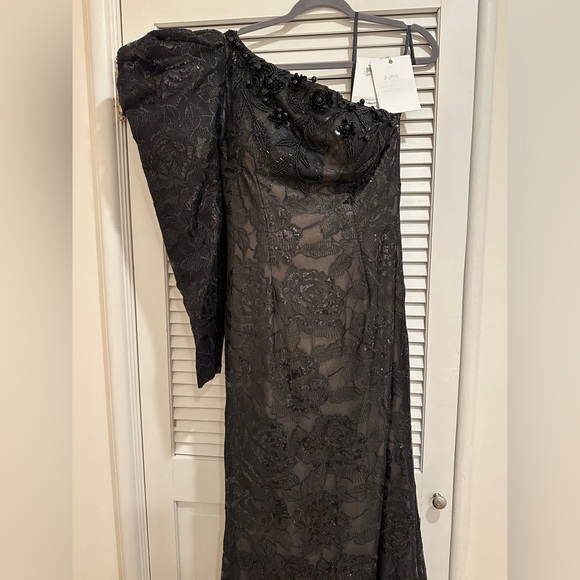 Mac Duggal one sleeve black sequin gown - Picture 4 of 6